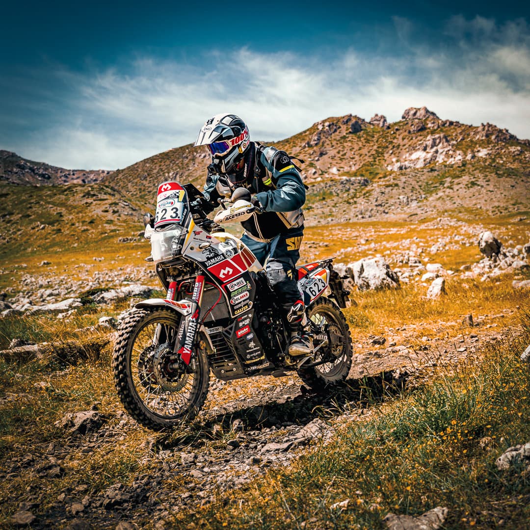 Enduro vozač na kamenitoj stazi u Bosni